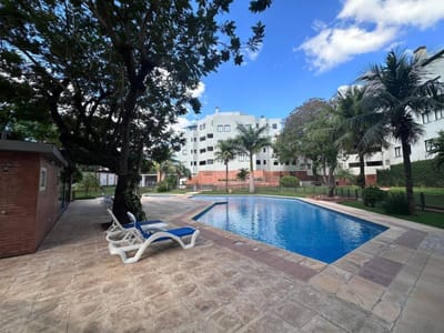 VENDO SEMI PISO DE TRES DORMITORIOS CON DOS COCHERAS EN CONDOMINIO MORAVIA