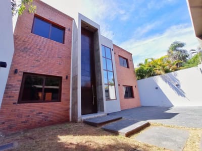 EN VENTA AMPLIA CASA DE 4 DORMITORIOS EN SUITE EN BARRIO MBURUCUYA