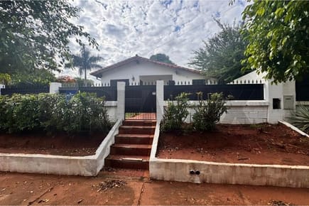 CASA EN BARRIO LAURELTY, LUQUE EN VENTA