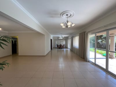 Vendo amplia residencia en barrio mcal. Estigarribia 1500 m2