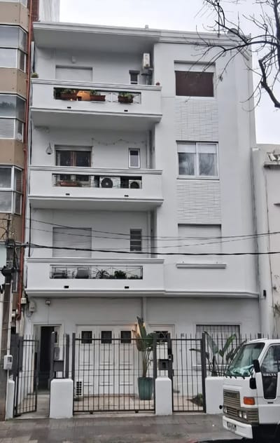 Exclusivo apartamento de 2 dormitorios en Punta Carretas: balcón al frente con terraza al fondo con churrasquera, piso 3 por cómoda escalera.