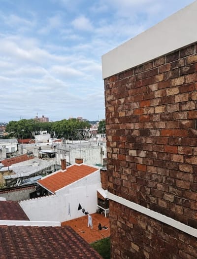 Exclusivo apartamento de 1 dormitorio con terraza, como a estrenar en el corazón del Buceo, a pasos de la Rambla.