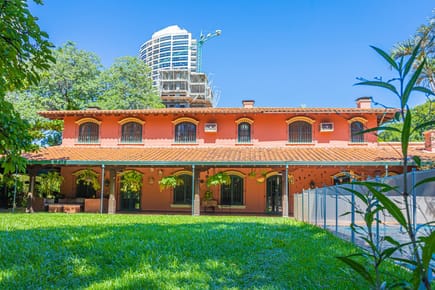 Residencia estilo Colonial en Barrio San Jorge en venta