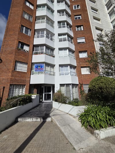 Vendo apartamento al frente 2 dorm A 4 de Mvd Shopping Pocitos