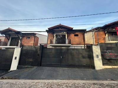 Amplio Dúplex en Venta en Lambaré | 3 Dormitorios y Piscina – A 2 cuadras de Century Plaza