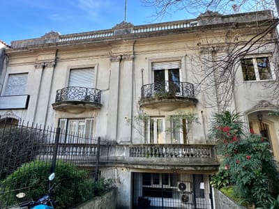 Ideal Clinica o Empresa, muy bien ubicada a 2 de Rivera, sobre Bvar Artigas. Muy buena presencia.