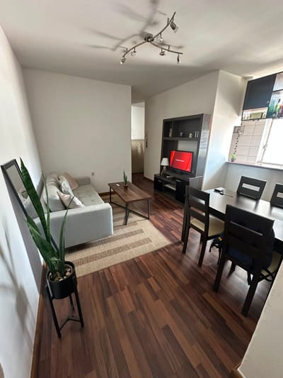 Vende apartamento contrafrente 1 dorm sobre Avenida Rivera  y Osorio Piso 3 x esc