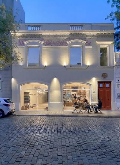 Alquiler de propiedad a estrenar ideal para empresas, consultorios u oficinas sobre calle Pablo de María, en su mejor ubicación.