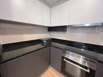 ALQUILO – DEPARTAMENTO AMOBLADO DE 2 DORMITORIOS, DOBLE COCHERA Y DOMÓTICA