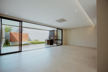 CASA PAREADA A ESTRENAR - 4 SUITES EN BARRIO MBOCAYATY