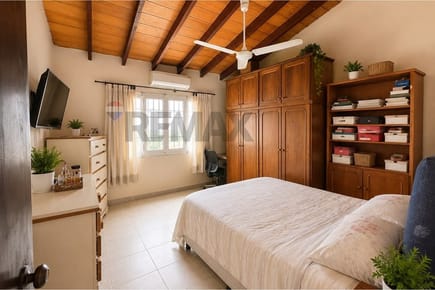 CASA CON AMPLIO PATIO EN CAMPO GRANDE - LUQUE EN VENTA
