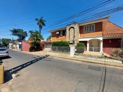 Casa en ubicada en esquina en venta - Barrio Villa Morra - Asunción