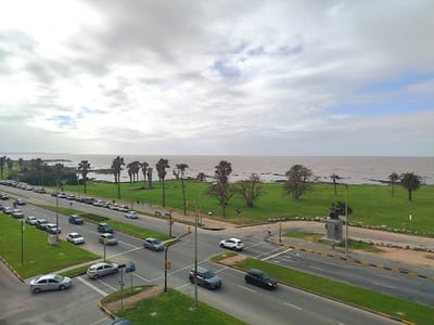 ALQUILER EXCELENTE PLANTA EN RAMBLA DE PUNTA CARRETAS