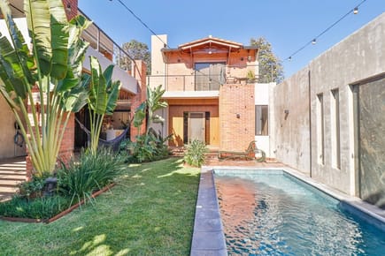 CASA EN VENTA CON PAISAJISMO – SAN LORENZO