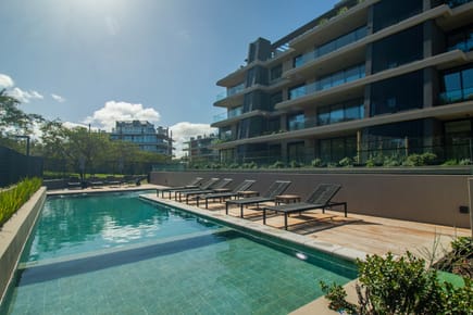 Exclusivo apartamento de 2 dormitorios y 2 baños con terraza, parrillero privado, seguridad 24/7 y amenidades de lujo: piscina y barbacoa.