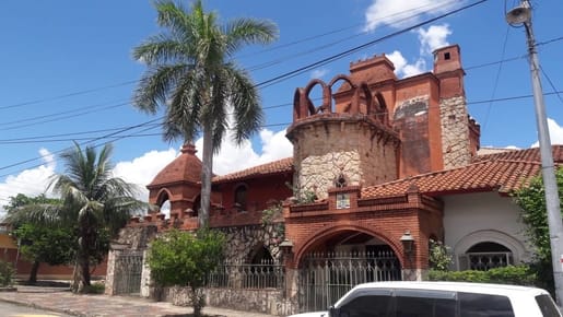 VENDO CASONA COLONIAL UNICA EN ASUNCION 700M2 CONSTRUIDOS