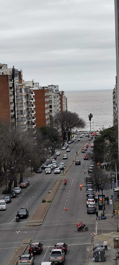 S/BVAR ESPAÑA P.ALTO DE CATEGORIA 134 M2 3 D. 3 B. COC-COMEDOR 2 TZAS LOSA GGE !!! ES UNA EXCELENTE PLANTA EN UN EDIFICIO DE CATEGORIA EN UN EXCEPCIONAL PUNTO CON LOCOMOCION Y SERVICIOS Y A 400 M. DE LA RAMBLA !!!