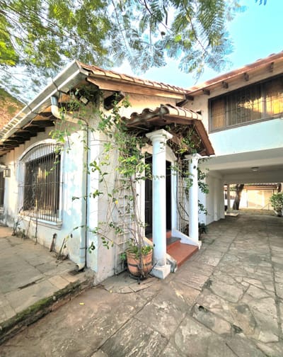 VENDO CASA ESTILO COLONIAL EN BARRIO REPUBLICANO