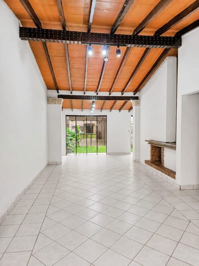 EN ALQUILER -Propiedad Comercial en Avda. Brasilia: Visibilidad , IDEAL para Oficinas, Negocios y SPA de Lujo.