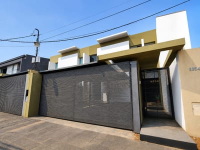 EN VENTA - MODERNA Y AMPLIA CASA PAREADA CON JARDIN Y PISCINA