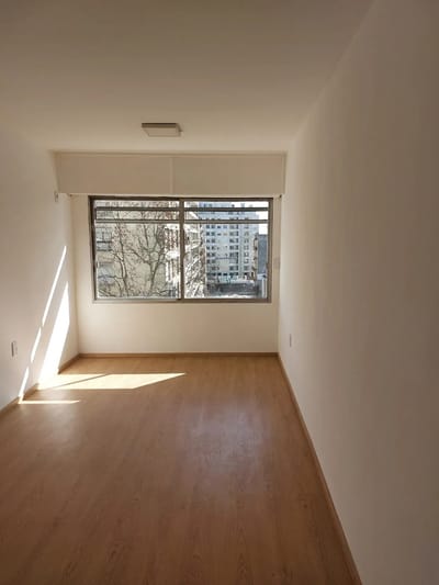 ALQUILER EN TRES CRUCES, MONO AMBIENTE EN PISO 6 AL FRENTE, MODERNO, SEGURIDAD 24HS