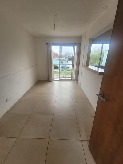 VENTA EN BRAZO ORIENTAL/ MERCADO MODELO, 2 DORMITORIOS, POR ESCALERA, EDIFICIO MODERNO, GASTOS BAJOS, VENTA CON RENTA