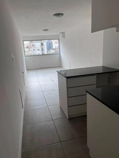 ALQUILER EN EL CENTRO, MONO AMBIENTE EN PISO 5 AL FRENTE, AIRE ACONDICIONADO, SEGURIDAD DIURNA