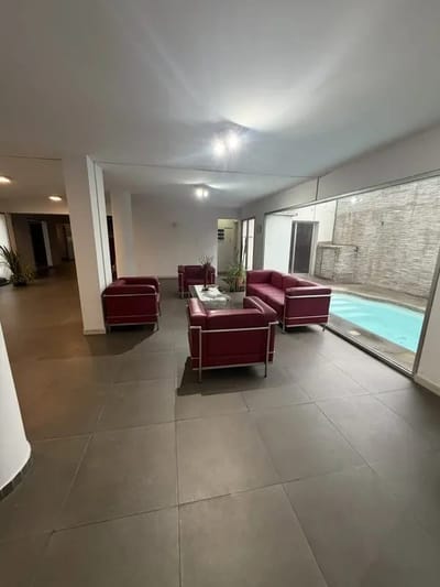 Apartamento de un Dormitorio con Patio con Parrillero en Edificio con piscina