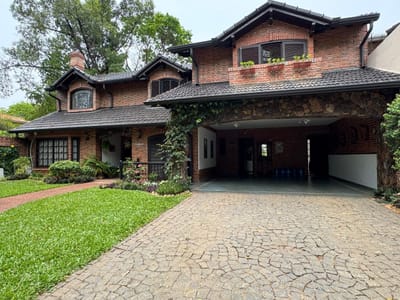 Vendo Amplia Residencia de 5 habitaciones. Mburucuya. COD 051