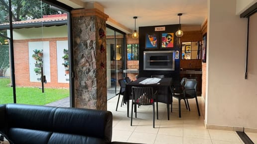 Residencia En Venta En Mburucuyá | 3 Dormitorios | 332 M² 