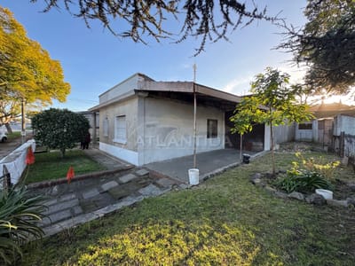Venta Casa 3 Viviendas | Gran Padrón De 578 M2 De Terreno Sobre Av. Gral Flores, Cerrito. Inm Atlántida