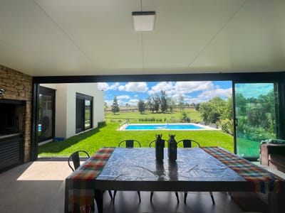Moderna con amplios ambientes! Barbacoa cerrada y piscina