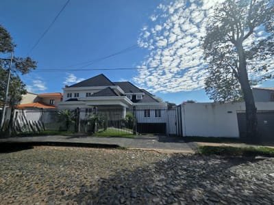 En venta Fabulosa Residencia en la mejor zona de Los Laureles.