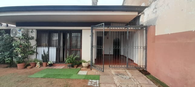 EN VENTA CASA / TERRENO EN LOS LAURALES 