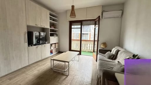 ALQUILER EN TRES CRUCES DE 2 DORMITORIOS, POR ESCALERA AL FRENTE, BALCON, GASTOS COMUNES BAJOS