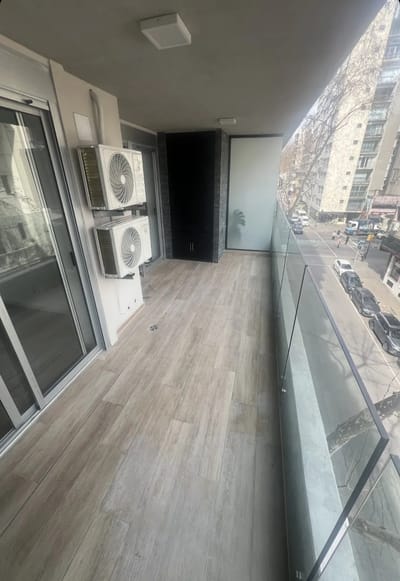 Estrena Lujo Urbano: Exclusivo Apartamento de 1 Dormitorio con Terraza Privada y Parrillero, Cocina Equipada y Amenities Premium en 18 de Julio esq. Requena.