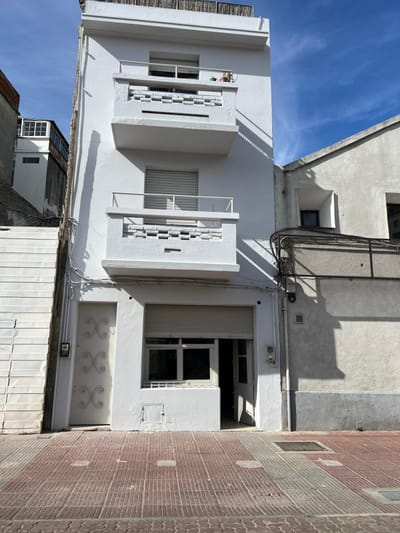 Exclusivo Alquiler de Local Comercial en el Corazón Histórico de la Ciudad Vieja: Ubicación Premium para su Negocio.