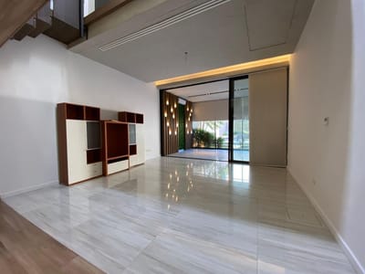 EN VENTA LUJOSA CASA DE 3 DORMITORIOS EN SUITE, BARRIO YCUA SATI