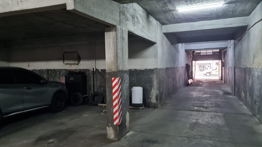 Cochera cerrada para 1 vehiculo. Colonia esq. Tristán Narvaja.