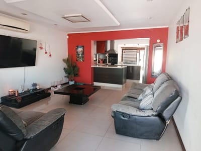 Oportunidad única en avenida principal: Residencia de una planta con barbacoa, ideal para disfrutar y compartir en familia!