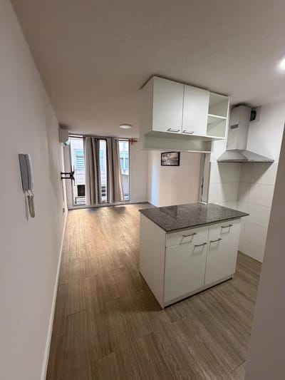 ALQUILER EN BELLA VISTA DE 1 DORMITORIO, PISO 1 POR ESACLERA, BALCON, AIRE ACONDICIONADO, SEGURIDAD 24HS