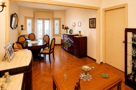 IDEAL INVERSIONISTAS O ESTUDIANTES, SÓLIDO APARTAMENTO EN 4TO. PISO TODO AL FRENTE CON AMPLIO BALCÓN. 3 DORMITORIOS, 2 BAÑOS COMPLETOS. NO ACEPTA BANCO.