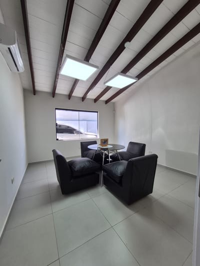Moderna oficina en planta baja barrio San Jorge zona Colegio Goethe