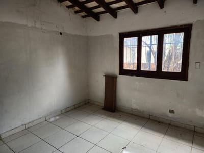 Chalet en Asunción: Oportunidad Única para Inversores y Desarrolladores a Precio de Terreno