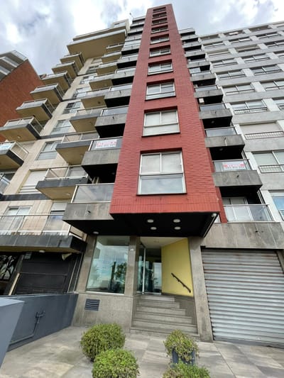Venta apto frente a la Rambla de Malvin