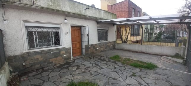 ALQUILER CASA EN BUCEO DE 2 DORMITORIOS, PLANTA BAJA AL FRENTE, COCHERA TECHADA, PATIO, SIN GASTOS COMUNES
