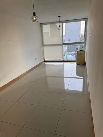 ALQUILER EN TRES CRUCES, MONO AMBIENTE EN PISO 4 AL CONTRA FRENTE, PORTERIA DIURNA, SUM