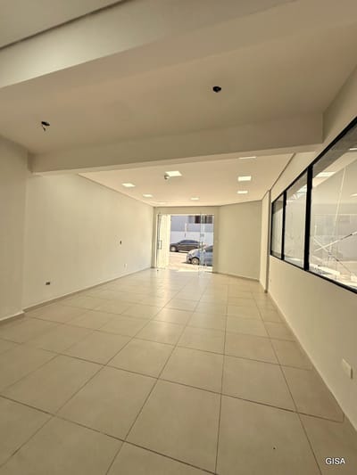 ALQUILO SALON COMERCIAL EN EL CENTRO A50-08-2