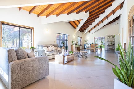 CASA CON 4 DORMITORIOS Y AMPLIO PATIO EN KENNEDY - LAMBARÉ EN VENTA