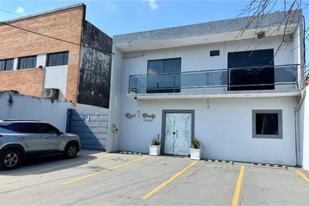 Salón comercial a minutos del eje corporativo